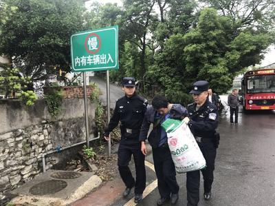 民警积极救助生病男子